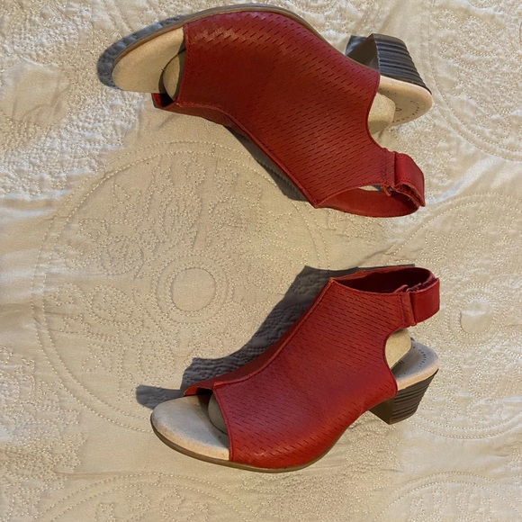 Clarks Deva Bell Suede Open Toe Heeled Sandals in EUC - Picture 3 of 8
